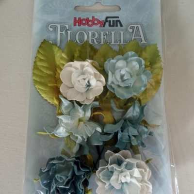 Pack de flores artificiais em azul, branco e verde na embalagem