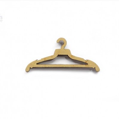 Cabide de madeira clara com gancho no centro sobre fundo branco