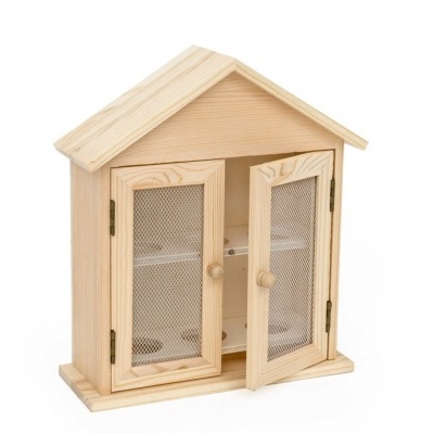 Armário de madeira clara em forma de casinha com duas portas e malha metálica