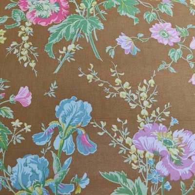 Tecido floral em fundo castanho com flores em tons de azul, rosa, verde e amarelo