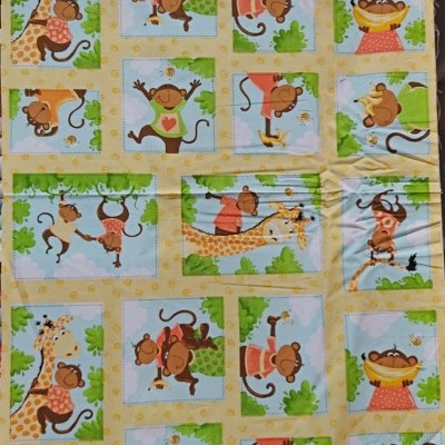 Tecido infantil com estampa de macacos e girafas em quadrados coloridos