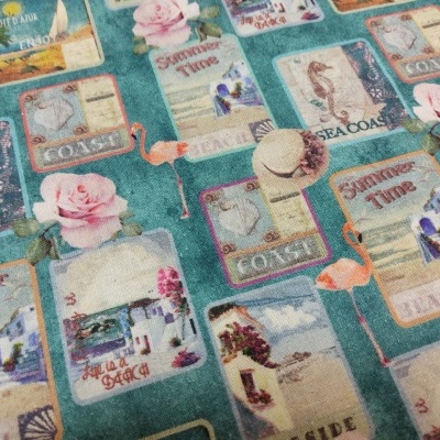 Tecido estampado com placas de verão, flores, flamingos e paisagens marítimas sobre fundo azul