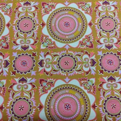 Padrão geométrico e floral em rosa, amarelo, castanho e branco