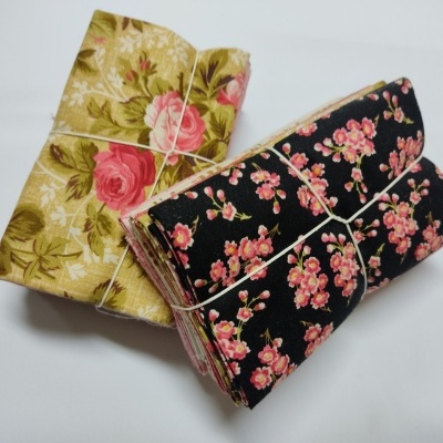 Conjuntos de tecidos florais dobrados e amarrados