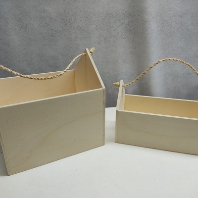 Duas caixas de madeira claras com alças de corda amarela, em fundo cinzento.