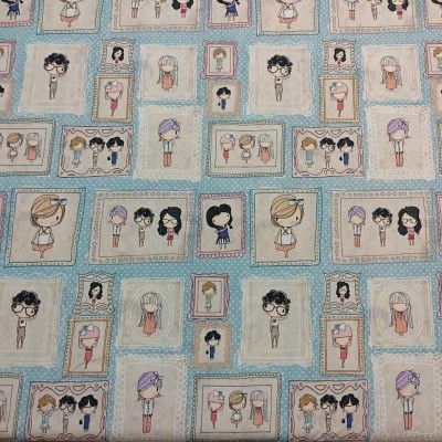 Tecido estampado com desenhos de bonecos em molduras coloridas sobre fundo azul claro.