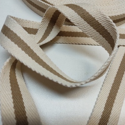 Fita têxtil castanha e bege com padrão de faixas sobre fundo branco