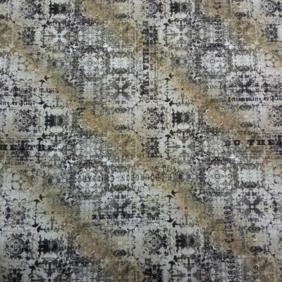 Tecido com padrão floral e geométrico em tons neutros, incluindo textos impressos