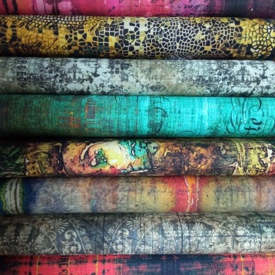 Tecidos estampados coloridos empilhados horizontalmente