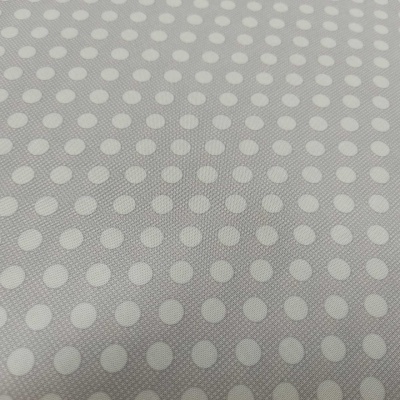 Tecido cinza claro com bolinhas brancas