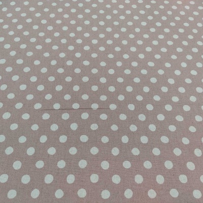 tecido cor de rosa com bolinhas brancas e pequena mancha