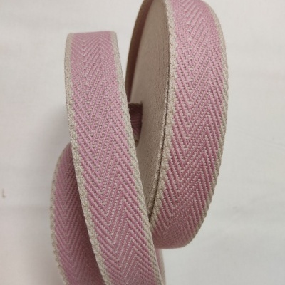 Rolo de fita têxtil cor-de-rosa com bordas bege e padrão em ziguezague