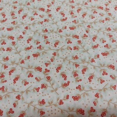 Tecido branco com padrão de bagas vermelhas e ramos castanhos