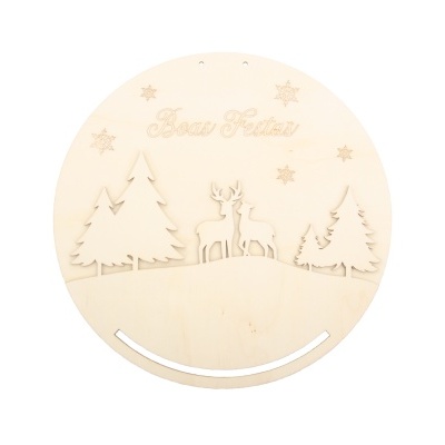 Disco decorativo em madeira clara com duas renas, árvores de Natal e frase 'Boas Festas' gravada