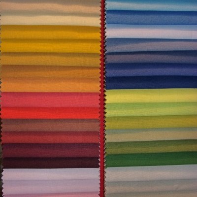 Telas coloridas organizadas em duas colunas com várias cores e texturas