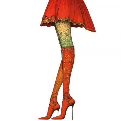 pernas femininas com meia-calça verde claro e botas laranja bordadas com salto alto