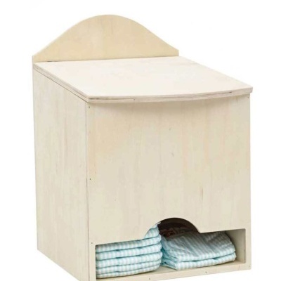 Móvel de madeira clara com toalhas xadrez azuis e brancas no compartimento inferior