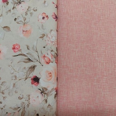 Tecido floral pastel e tecido rosa liso texturizado lado a lado
