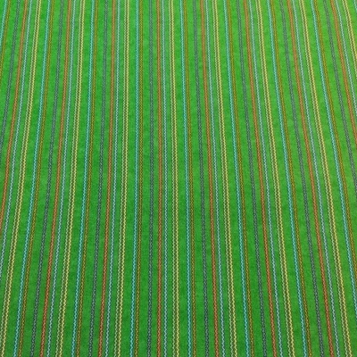 Tecido verde com riscas finas coloridas verticais