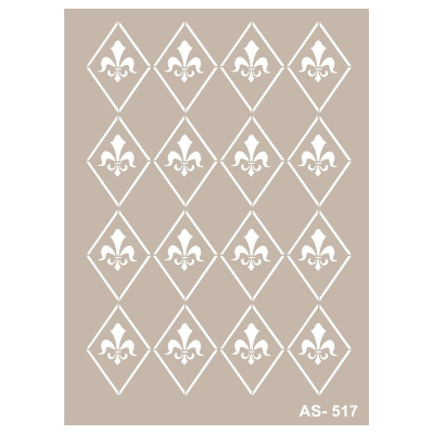 Papel de parede bege com padrão de losangos e flores de lis brancas.