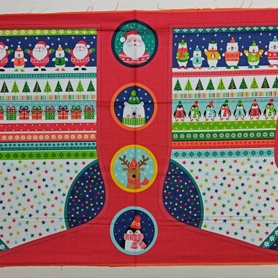 Tecido estampado com meias e motivos natalinos coloridos