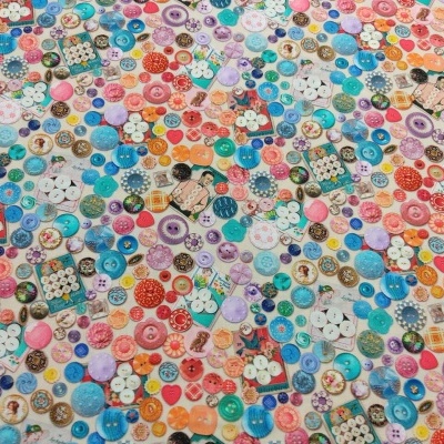 Variedade colorida de botões de costura em várias formas e tamanhos