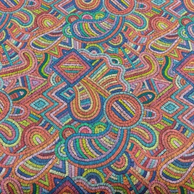 Pano com padrão geométrico colorido e linhas entrelaçadas