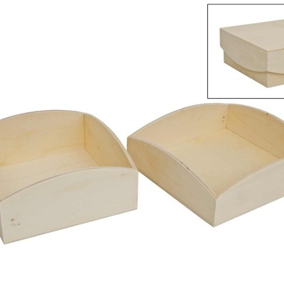 Caixa de madeira quadrada com bordas curvas em fundo branco.