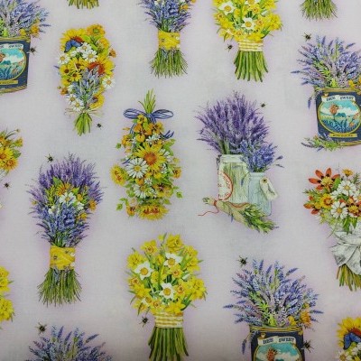 Tecido com padrão de ramos de flores coloridas sobre fundo claro