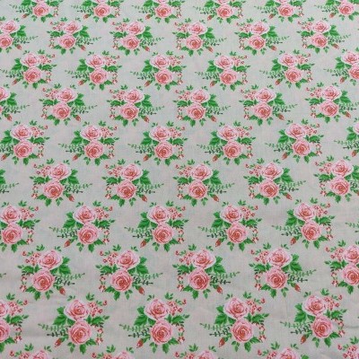 Tecido cinza claro com padrão de flores rosas e folhas verdes