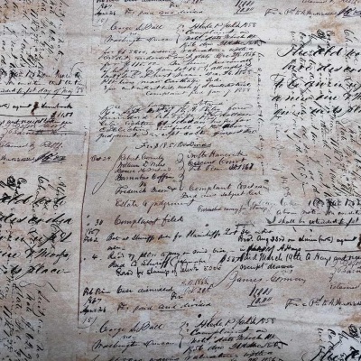 Folha manuscrita antiga com texto em tinta preta