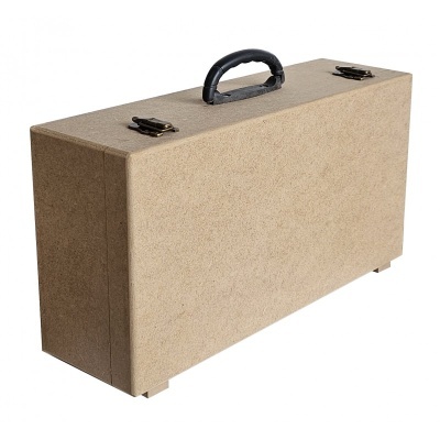 Maleta rígida bege com fechos metálicos e pega preta