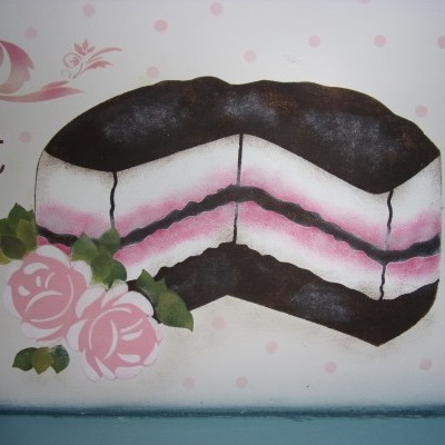 Ilustração de fatia de bolo com camadas e flores cor-de-rosa