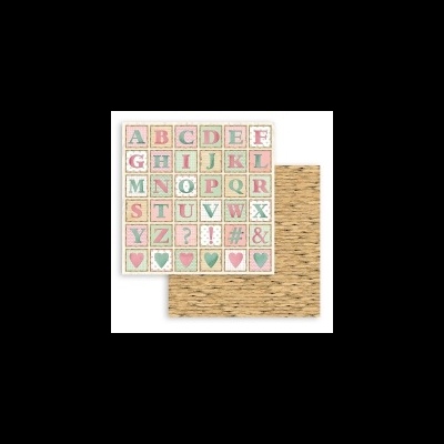 Papel decorativo com letras do alfabeto em quadros coloridos e outro com padrão de madeira clara.