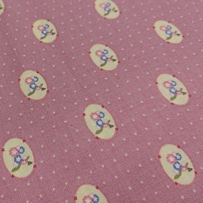 Tecido rosa com padrão de flores e pontos brancos