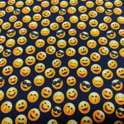 Tecido preto com emojis amarelos variados como padrão