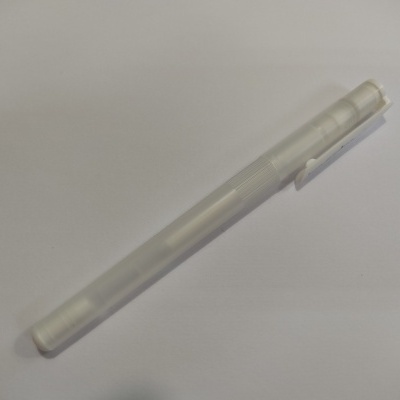 Caneta branca translúcida de plástico com tampa
