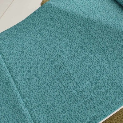 Tecido azul de padrão pontilhado estendido sobre superfície branca