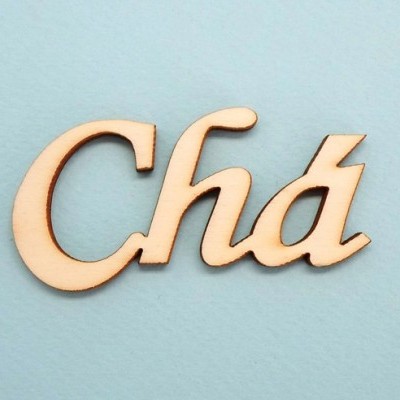 Palavra 'Chá' em madeira sobre fundo azul claro