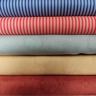 Tecidos dobrados em cinco cores e padrões diferentes