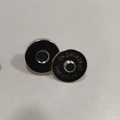 Botões de pressão metálicos redondos com acabamento preto e texto gravado