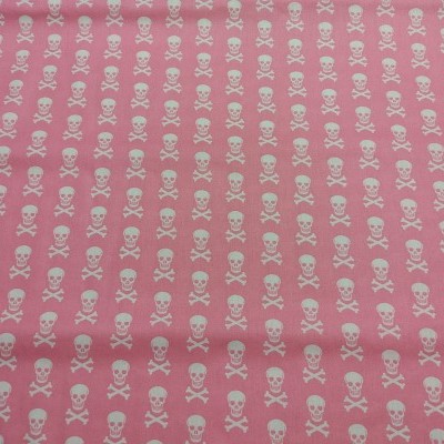 Tecido rosa com padrão de caveiras e ossos brancos repetidos