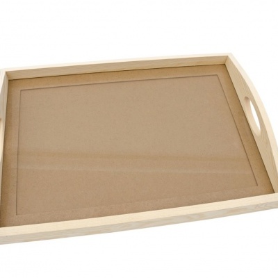 Tabuleiro retangular de madeira clara com pegas laterais