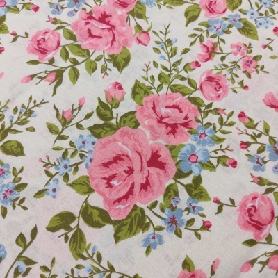 Tecido branco com padrão floral rosa, azul e verde