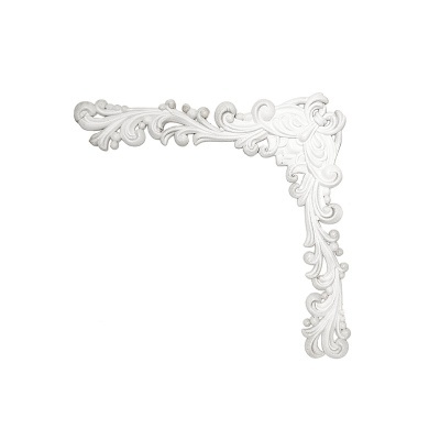 Canto decorativo branco com padrão ornamental em relevo