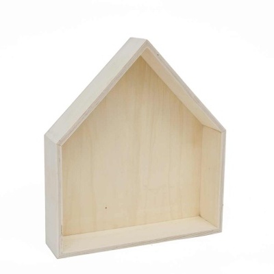 Prateleira decorativa em madeira clara em forma de casa