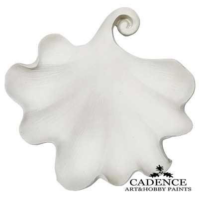 Prato decorativo branco em forma de folha com textura e logótipo Cadence