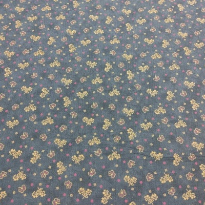 Tecido azul escuro com padrão floral pequeno em amarelo, rosa e verde
