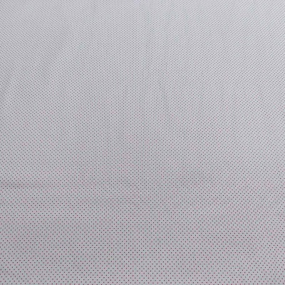 Tecido branco com pontos cor-de-rosa pequenos uniformemente distribuídos