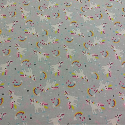 Tecido azul claro com padrão de unicórnios, corações e arco-íris